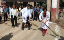 सफाई अभियान : केजीएमयू में डॉक्टरों ने लगाया झाडू