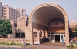 ई-रिक्शा चालक ने पीजीआई कर्मी को पीटा, फटे कपड़े, ई-रिक्शा बंद कराने की मांग