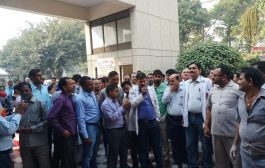 विलय का मामला : लोहिया अस्पताल में नाराज कर्मचारियों ने जमकर किया प्रदर्शन