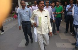 बोनस की मांग लेकर आउसोर्सिंग संविदा कर्मचारियों ने किया घेराव