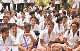 डिग्री की मान्यता को लेकर सड़क पर प्रदर्शन करते रो पड़ीं नर्सिंग छात्राएं