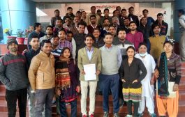 संविदा कर्मचारियों ने निदेशक का किया घेराव, क्रमिक अनशन व भूख हड़ताल की चेतावनी