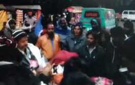 इलाज में लापरवाही से गुस्साए परिजनों ने सड़क पर मरीज को रखकर किया प्रदर्शन
