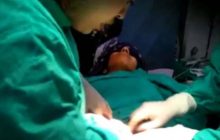 VIDEO : बिना सुरक्षा थियेटर में महिला का ऑपरेशन, हंसते हुए बना रहे थे वीडियो