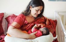 बच्चे को कराएं स्तनपान, बनी रहेगी मुस्कान
