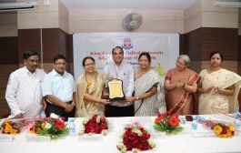 अस्पताल ही नहीं गांव को गोद लेकर नर्सें करें सेवा : कुलपति