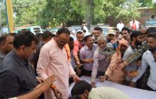 केजीएमयू में भंडारा, उमड़े भक्त, मंत्री ने बांटा प्रसाद
